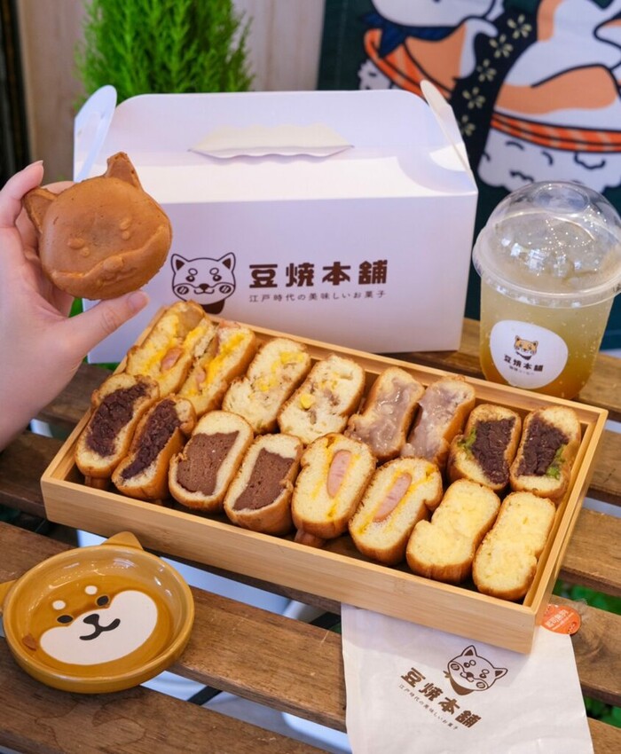 【台中美食】豆燒本舖|勤美・萌度爆表的柴犬雞蛋糕,現點現烤大口咬下會爆漿 ! - 肉依小姐吃什麼