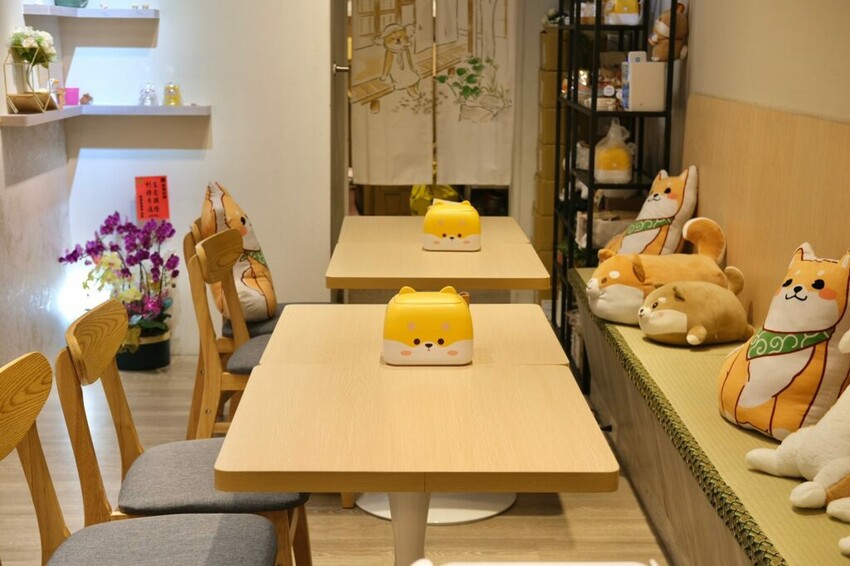 【台中美食】豆燒本舖|勤美・萌度爆表的柴犬雞蛋糕,現點現烤大口咬下會爆漿 ! - 肉依小姐吃什麼