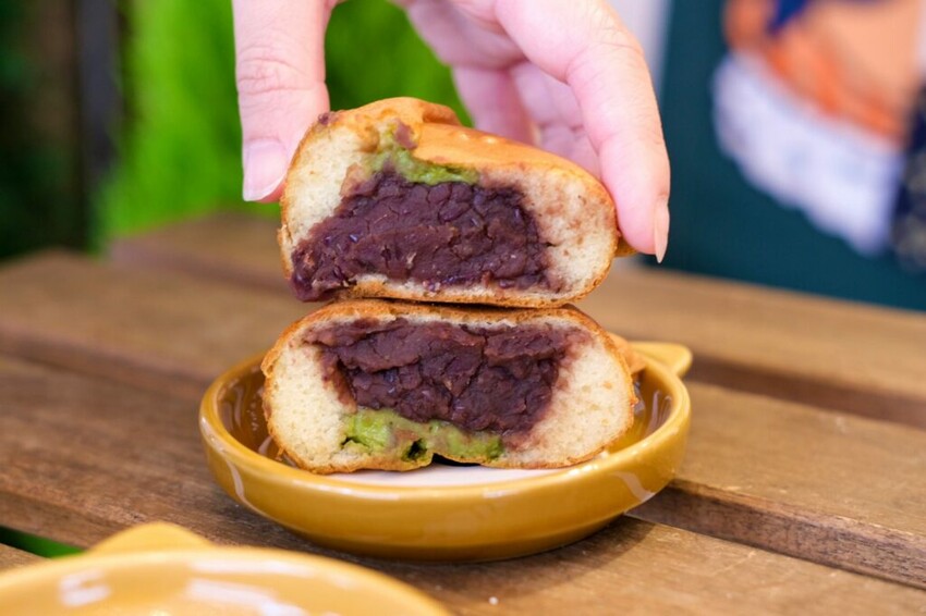 【台中美食】豆燒本舖|勤美・萌度爆表的柴犬雞蛋糕,現點現烤大口咬下會爆漿 ! - 肉依小姐吃什麼