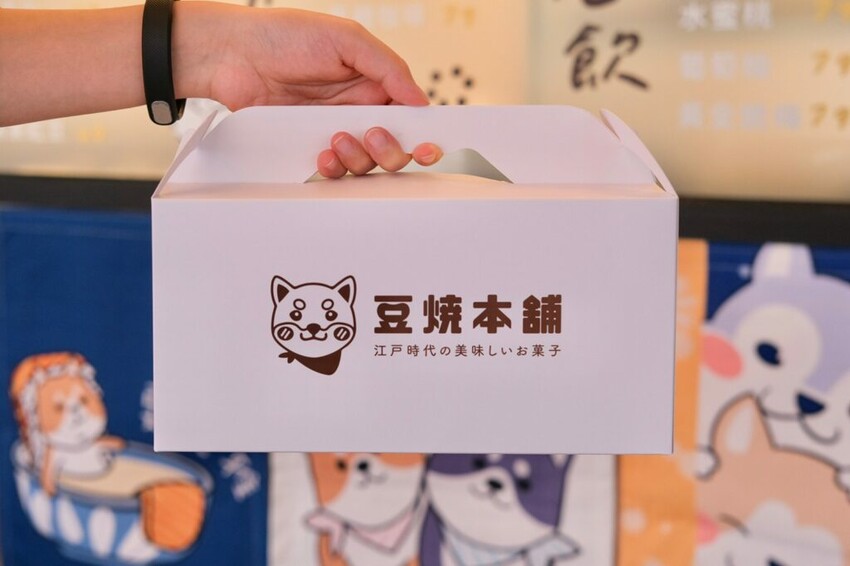 【台中美食】豆燒本舖|勤美・萌度爆表的柴犬雞蛋糕,現點現烤大口咬下會爆漿 ! - 肉依小姐吃什麼