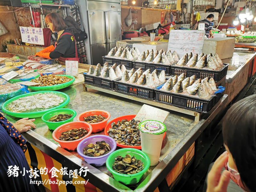 嘉義。布袋》太平洋海產【魚市場 A16】。門口價目跟菜單不完全一樣