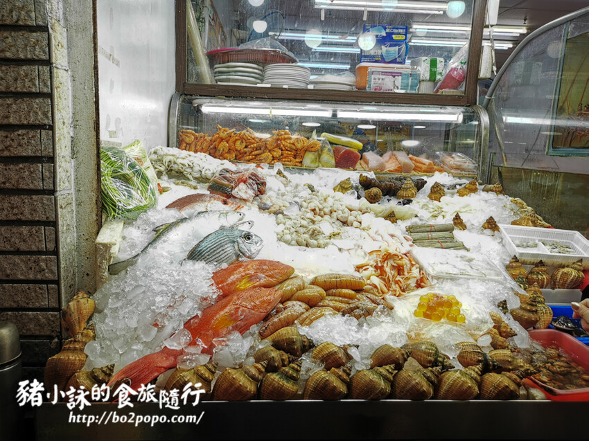 嘉義。布袋》太平洋海產【魚市場 A16】。門口價目跟菜單不完全一樣