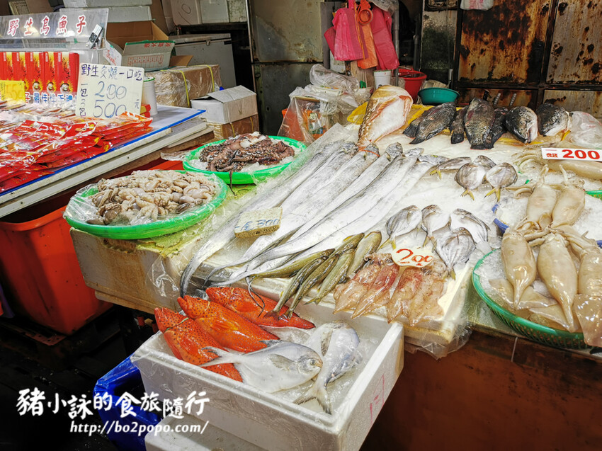 嘉義。布袋》太平洋海產【魚市場 A16】。門口價目跟菜單不完全一樣