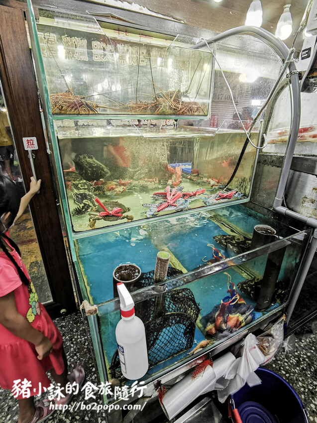 嘉義。布袋》太平洋海產【魚市場 A16】。門口價目跟菜單不完全一樣