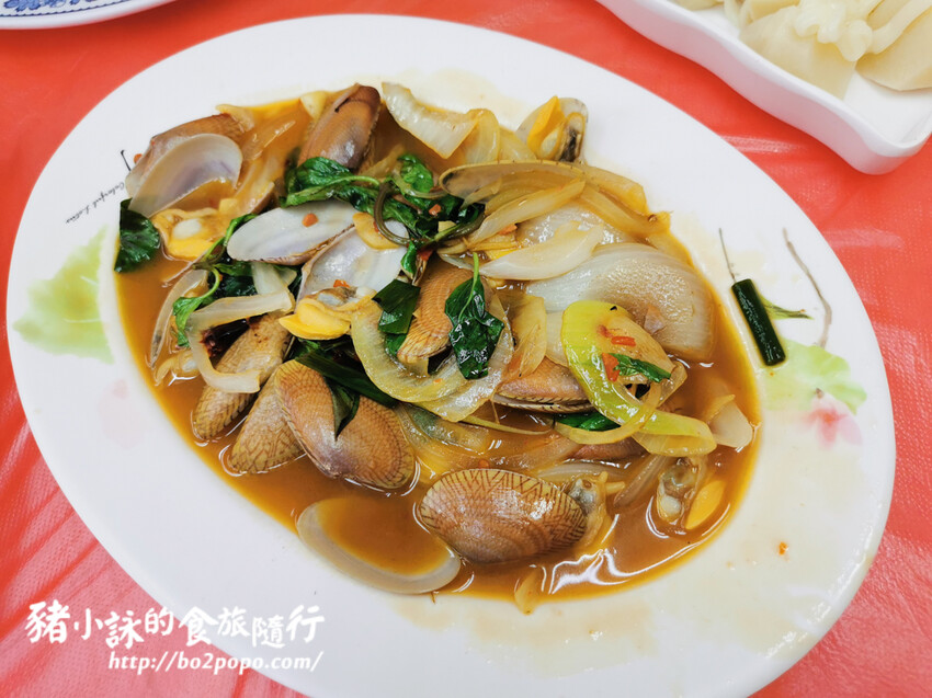 嘉義。布袋》太平洋海產【魚市場 A16】。門口價目跟菜單不完全一樣