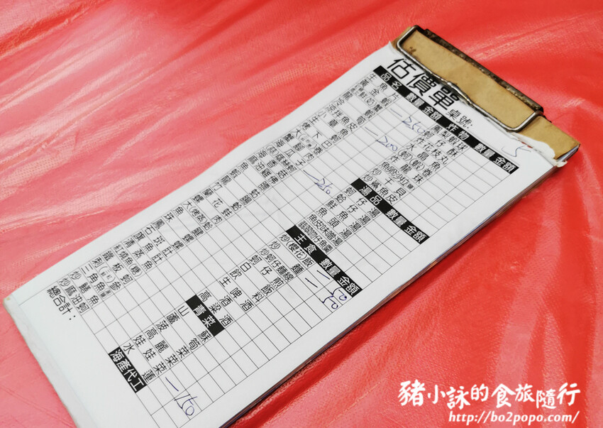 嘉義。布袋》太平洋海產【魚市場 A16】。門口價目跟菜單不完全一樣