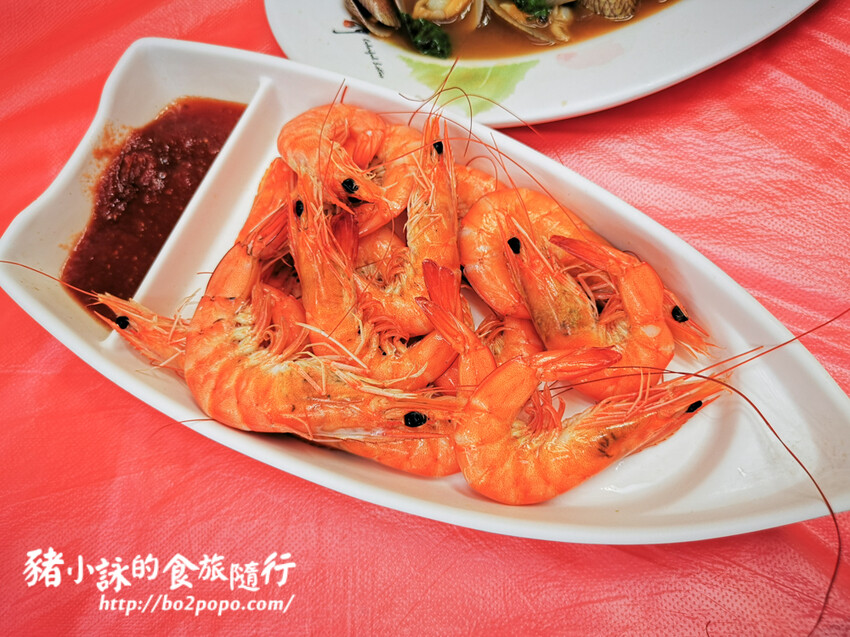 嘉義。布袋》太平洋海產【魚市場 A16】。門口價目跟菜單不完全一樣