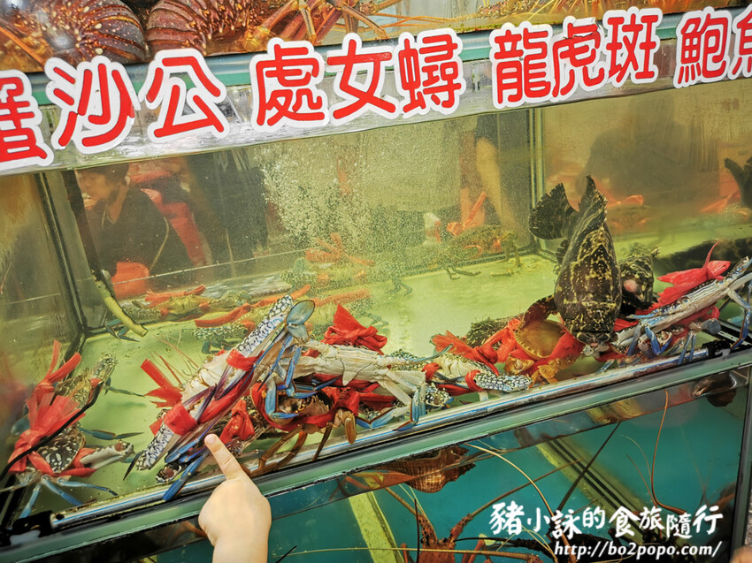 嘉義。布袋》太平洋海產【魚市場 A16】。門口價目跟菜單不完全一樣