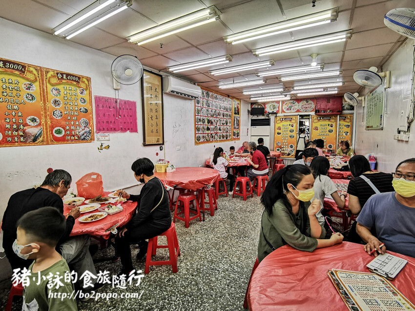 嘉義。布袋》太平洋海產【魚市場 A16】。門口價目跟菜單不完全一樣