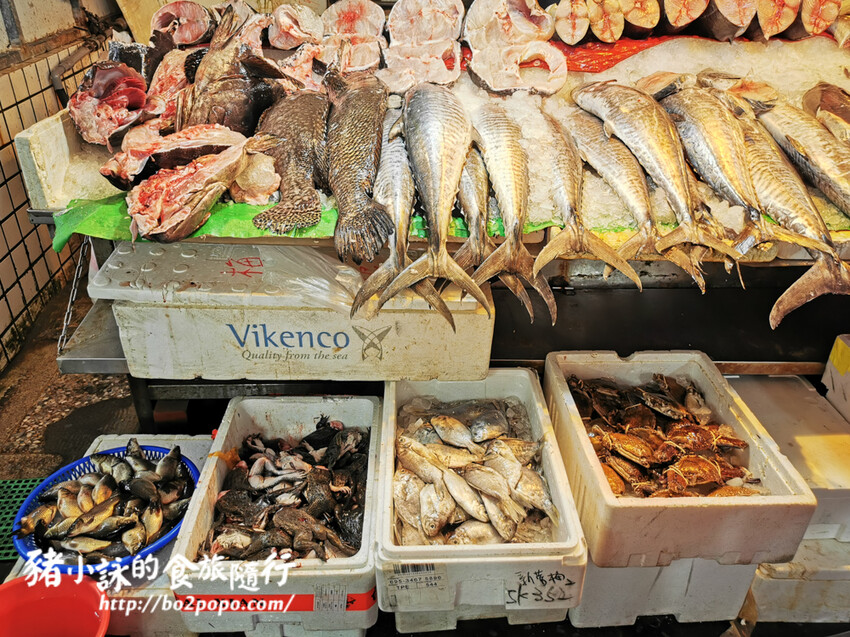 嘉義。布袋》太平洋海產【魚市場 A16】。門口價目跟菜單不完全一樣