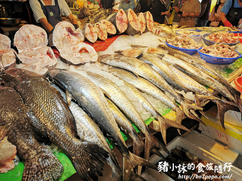 嘉義。布袋》太平洋海產【魚市場 A16】。門口價目跟菜單不完全一樣