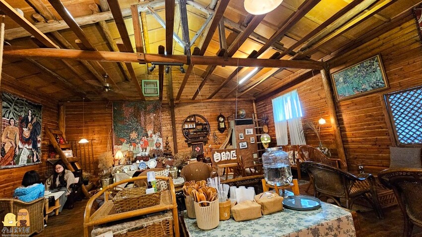 桃園市平鎮區桃園平鎮咖啡廳-HAKKAFE’哈嘎廢，超級CHILL的放鬆咖啡廳，備有免費停車場，還有小木屋跟大草地，也是寵物友