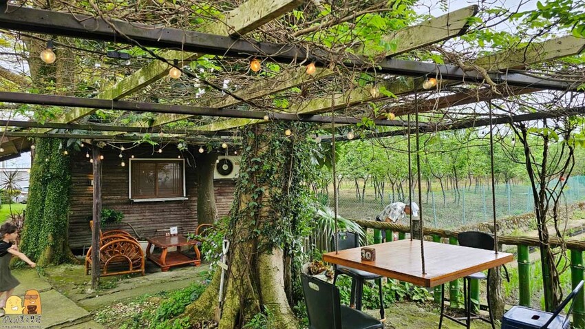 桃園市平鎮區桃園平鎮咖啡廳-HAKKAFE’哈嘎廢，超級CHILL的放鬆咖啡廳，備有免費停車場，還有小木屋跟大草地，也是寵物友