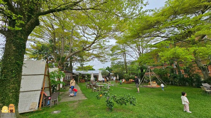 桃園市平鎮區桃園平鎮咖啡廳-HAKKAFE’哈嘎廢，超級CHILL的放鬆咖啡廳，備有免費停車場，還有小木屋跟大草地，也是寵物友