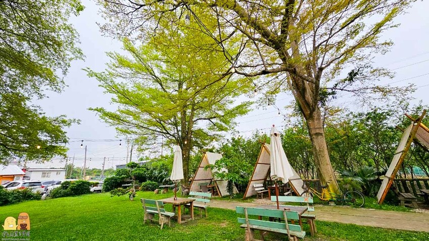 桃園市平鎮區桃園平鎮咖啡廳-HAKKAFE’哈嘎廢，超級CHILL的放鬆咖啡廳，備有免費停車場，還有小木屋跟大草地，也是寵物友