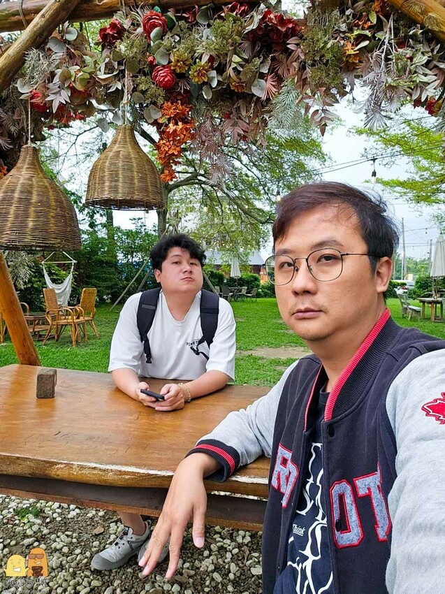 桃園市平鎮區桃園平鎮咖啡廳-HAKKAFE’哈嘎廢，超級CHILL的放鬆咖啡廳，備有免費停車場，還有小木屋跟大草地，也是寵物友