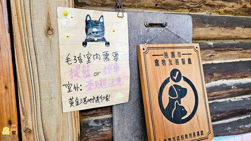 桃園市平鎮區桃園平鎮咖啡廳-HAKKAFE’哈嘎廢，超級CHILL的放鬆咖啡廳，備有免費停車場，還有小木屋跟大草地，也是寵物友