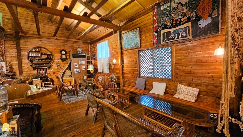 桃園市平鎮區桃園平鎮咖啡廳-HAKKAFE’哈嘎廢，超級CHILL的放鬆咖啡廳，備有免費停車場，還有小木屋跟大草地，也是寵物友