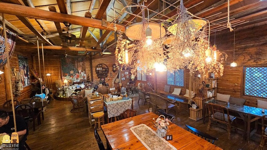 桃園市平鎮區桃園平鎮咖啡廳-HAKKAFE’哈嘎廢，超級CHILL的放鬆咖啡廳，備有免費停車場，還有小木屋跟大草地，也是寵物友