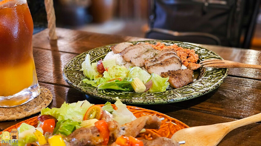 桃園市平鎮區桃園平鎮咖啡廳-HAKKAFE’哈嘎廢，超級CHILL的放鬆咖啡廳，備有免費停車場，還有小木屋跟大草地，也是寵物友