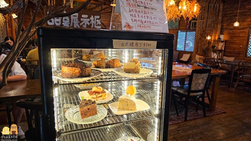 桃園市平鎮區桃園平鎮咖啡廳-HAKKAFE’哈嘎廢，超級CHILL的放鬆咖啡廳，備有免費停車場，還有小木屋跟大草地，也是寵物友