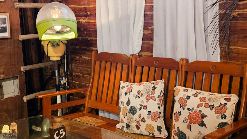 桃園市平鎮區桃園平鎮咖啡廳-HAKKAFE’哈嘎廢，超級CHILL的放鬆咖啡廳，備有免費停車場，還有小木屋跟大草地，也是寵物友