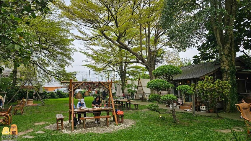 桃園市平鎮區桃園平鎮咖啡廳-HAKKAFE’哈嘎廢，超級CHILL的放鬆咖啡廳，備有免費停車場，還有小木屋跟大草地，也是寵物友