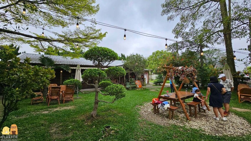 桃園市平鎮區桃園平鎮咖啡廳-HAKKAFE’哈嘎廢，超級CHILL的放鬆咖啡廳，備有免費停車場，還有小木屋跟大草地，也是寵物友