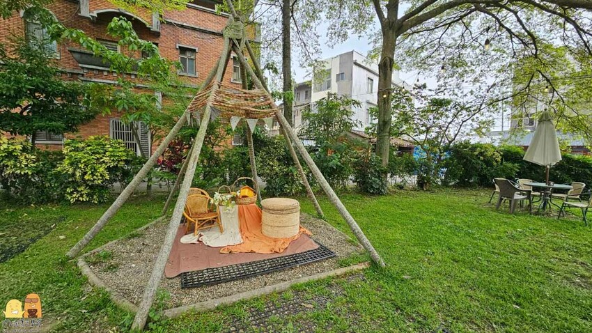 桃園市平鎮區桃園平鎮咖啡廳-HAKKAFE’哈嘎廢，超級CHILL的放鬆咖啡廳，備有免費停車場，還有小木屋跟大草地，也是寵物友