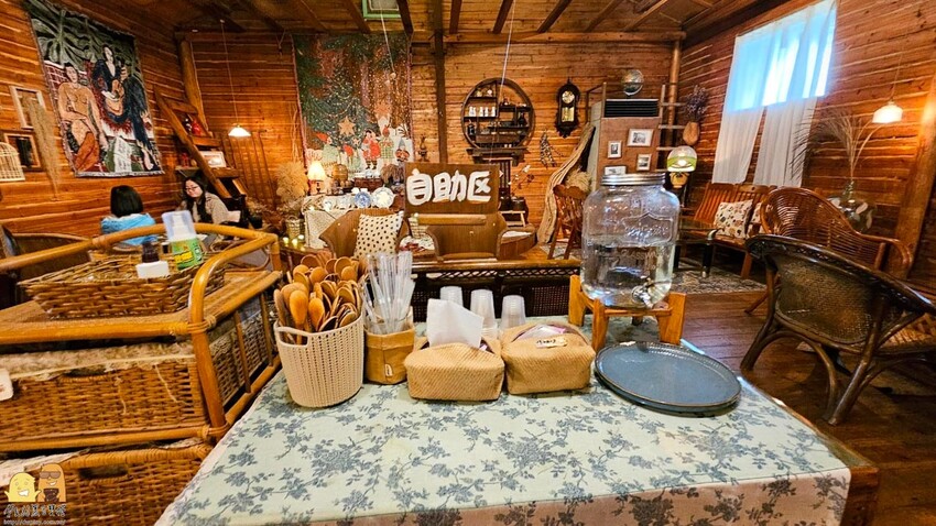 桃園市平鎮區桃園平鎮咖啡廳-HAKKAFE’哈嘎廢，超級CHILL的放鬆咖啡廳，備有免費停車場，還有小木屋跟大草地，也是寵物友