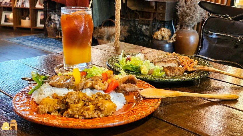 桃園市平鎮區桃園平鎮咖啡廳-HAKKAFE’哈嘎廢，超級CHILL的放鬆咖啡廳，備有免費停車場，還有小木屋跟大草地，也是寵物友