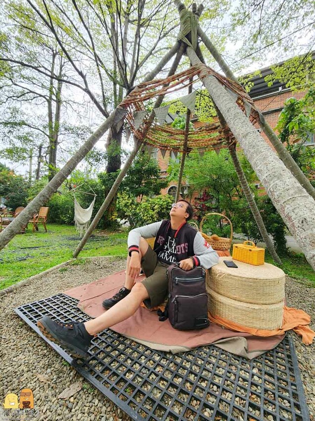 桃園市平鎮區桃園平鎮咖啡廳-HAKKAFE’哈嘎廢，超級CHILL的放鬆咖啡廳，備有免費停車場，還有小木屋跟大草地，也是寵物友