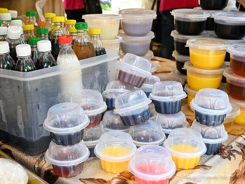 霸王仙草凍｜隱身在水湳市場裡的人氣手工仙草凍，大盒45元，小盒只要5元～老闆說不純不用錢！