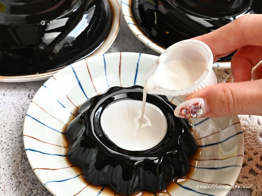 霸王仙草凍｜隱身在水湳市場裡的人氣手工仙草凍，大盒45元，小盒只要5元～老闆說不純不用錢！