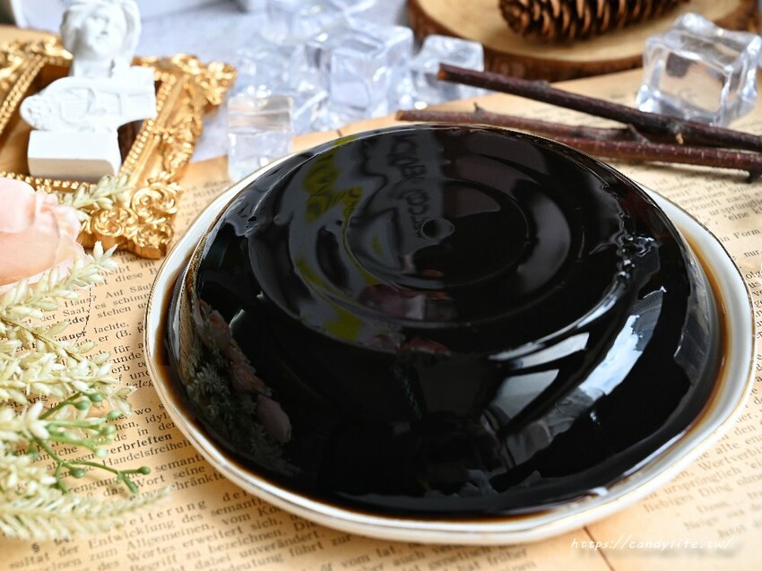 霸王仙草凍｜隱身在水湳市場裡的人氣手工仙草凍，大盒45元，小盒只要5元～老闆說不純不用錢！