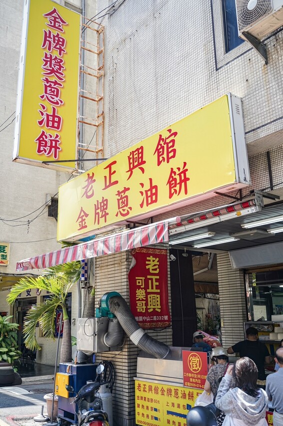高雄美食|人氣蔥油餅蔥香十足/蘿蔔絲餅超美味/小籠包皮薄會爆汁/金牌蔥餅王