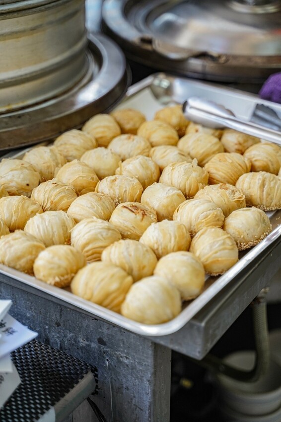 高雄美食|人氣蔥油餅蔥香十足/蘿蔔絲餅超美味/小籠包皮薄會爆汁/金牌蔥餅王
