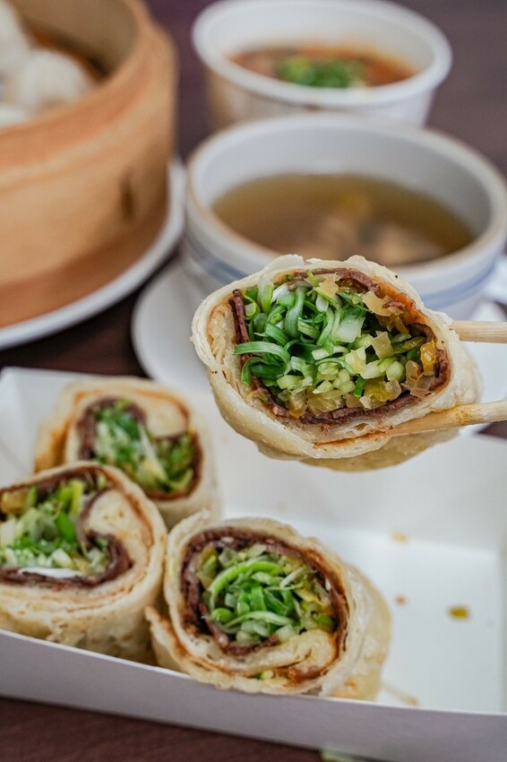 高雄美食|人氣蔥油餅蔥香十足/蘿蔔絲餅超美味/小籠包皮薄會爆汁/金牌蔥餅王