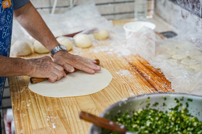 高雄美食|人氣蔥油餅蔥香十足/蘿蔔絲餅超美味/小籠包皮薄會爆汁/金牌蔥餅王