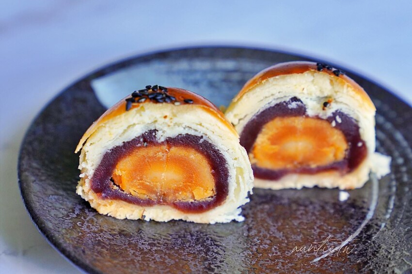 【台中】東區｜祥記蛋黃酥，傳統紅豆泥酥香飽滿鹹蛋黃，台中平價蛋黃酥推薦