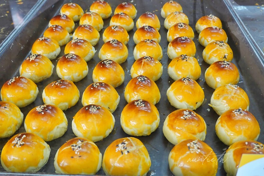 【台中】東區｜祥記蛋黃酥，傳統紅豆泥酥香飽滿鹹蛋黃，台中平價蛋黃酥推薦