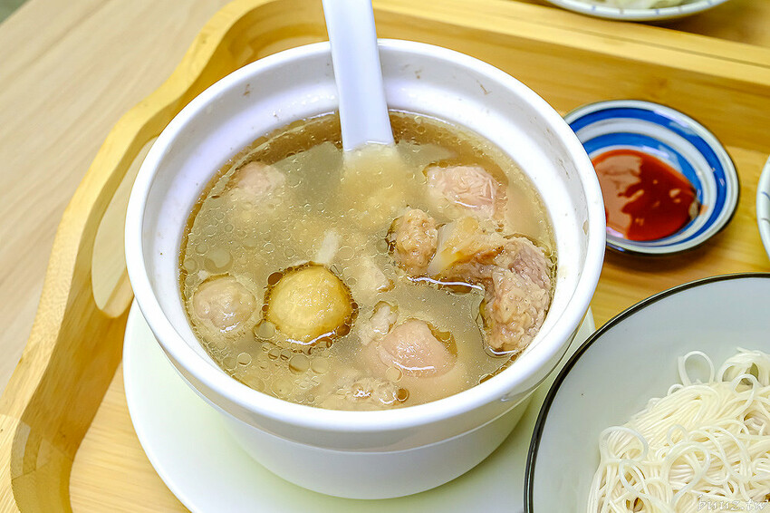 香Q油飯配佛跳牆,吉日起油飯·煲湯·手路菜,總鋪師傳承好手藝,煲湯手路菜一人獨享好幸福!