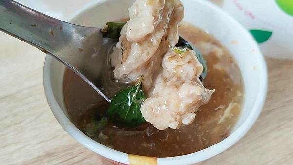 不輸給旁邊附近６０年老字號的超強小吃店！沒有明顯的招牌又低調，卻有著不輸給老店的實力，經過的時候千萬