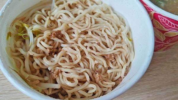 不輸給旁邊附近６０年老字號的超強小吃店！沒有明顯的招牌又低調，卻有著不輸給老店的實力，經過的時候千萬