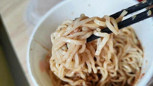 不輸給旁邊附近６０年老字號的超強小吃店！沒有明顯的招牌又低調，卻有著不輸給老店的實力，經過的時候千萬