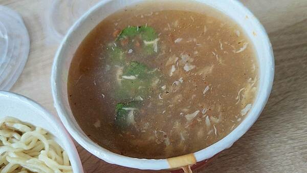 不輸給旁邊附近６０年老字號的超強小吃店！沒有明顯的招牌又低調，卻有著不輸給老店的實力，經過的時候千萬