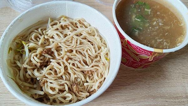 不輸給旁邊附近６０年老字號的超強小吃店！沒有明顯的招牌又低調，卻有著不輸給老店的實力，經過的時候千萬