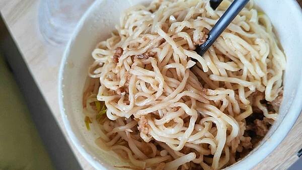 不輸給旁邊附近６０年老字號的超強小吃店！沒有明顯的招牌又低調，卻有著不輸給老店的實力，經過的時候千萬