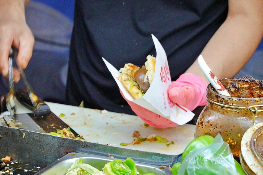 【台中】大慶夜市｜楊記老潼關肉夾饃，排隊人龍嚇死人，陝西肉夾饃