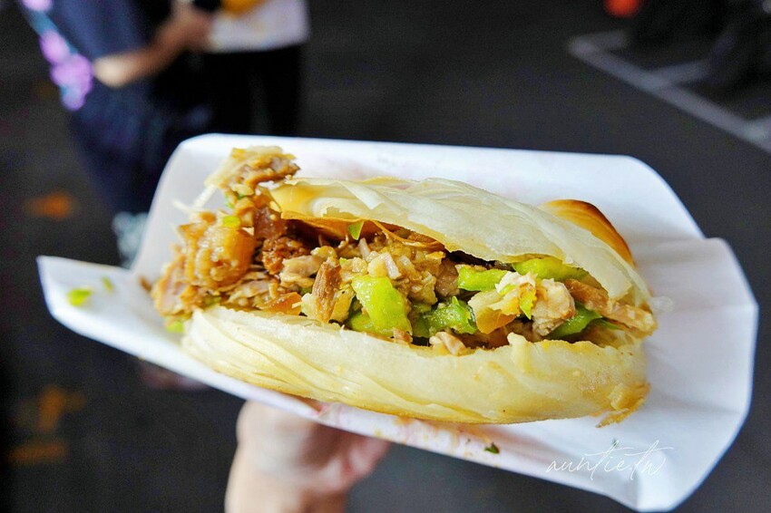 【台中】大慶夜市｜楊記老潼關肉夾饃，排隊人龍嚇死人，陝西肉夾饃